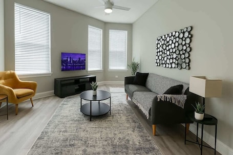 TV, offices. Central Park Pad 3BR