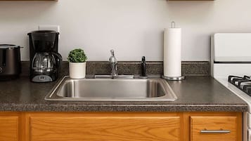 Fridge, oven, stovetop, coffee/tea maker