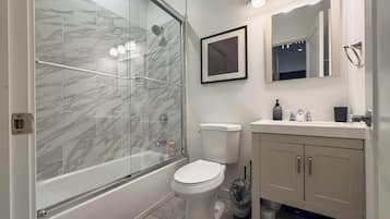 Regadera, secadora de cabello, toallas