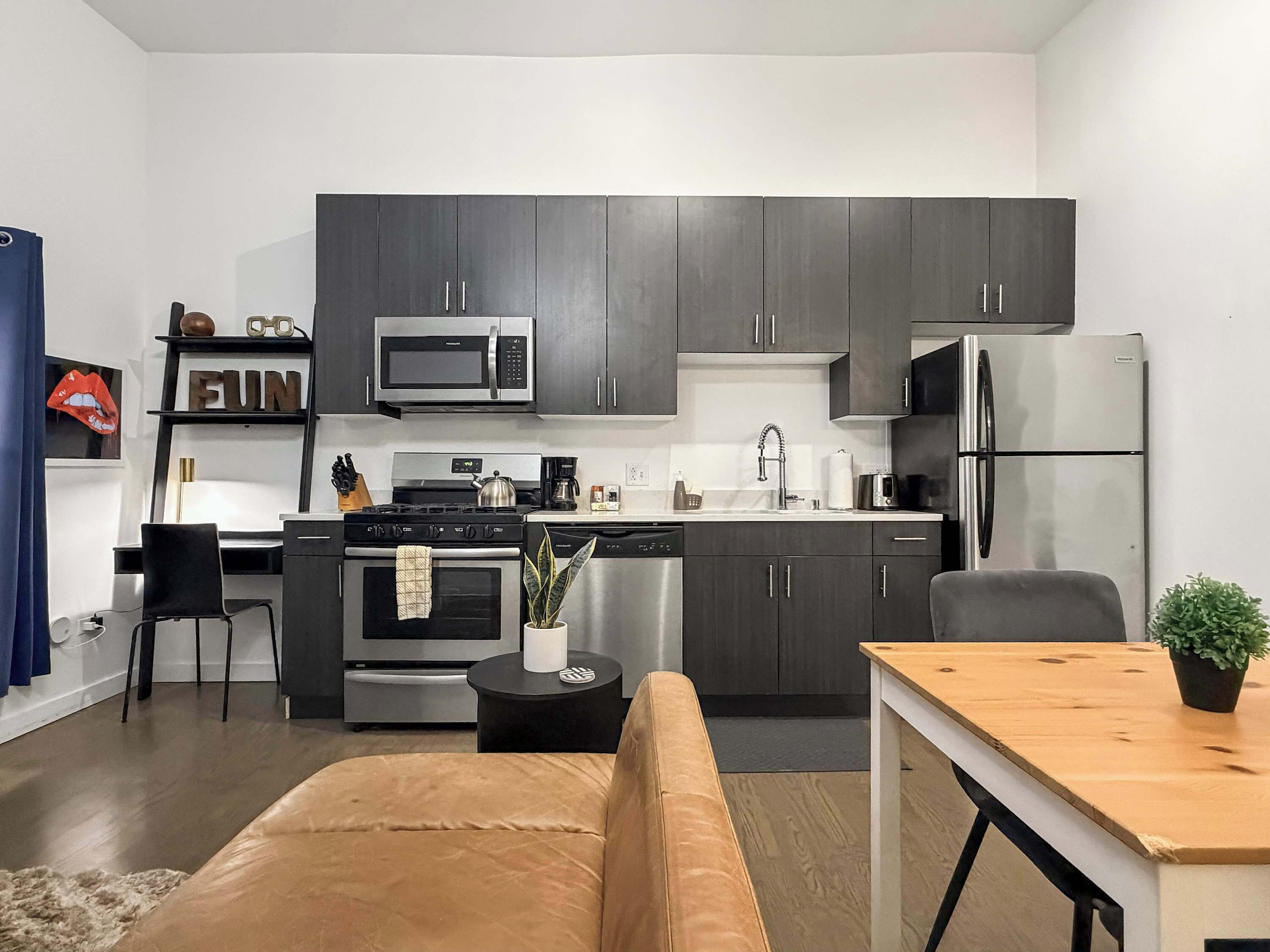 Een koelkast, een microgolfoven, een oven, een kookplaat