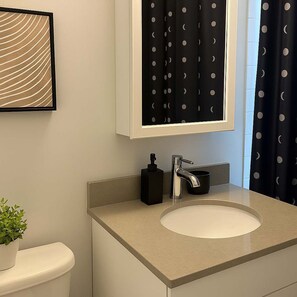 Regadera, secadora de cabello, toallas