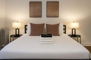 1 habitación, escritorio, tabla de planchar con plancha y cuna de viaje