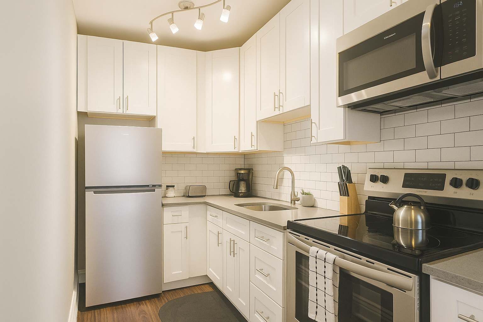 Kühlschrank, Mikrowelle, Ofen, Herdplatte