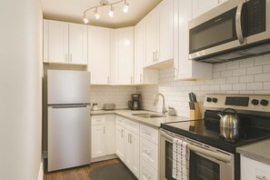 Kylskåp, mikrovågsugn, ugn och spishäll