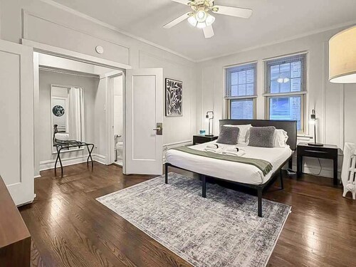 Modern Studio Unit Near UChicago