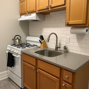 Réfrigérateur, micro-ondes, four, plaque de cuisson