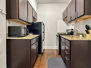 Réfrigérateur, four à micro-ondes, un four, surface de cuisson