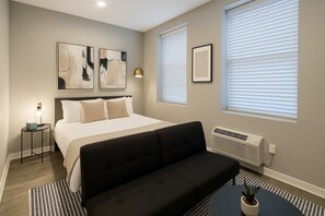 Iron/ironing board, WiFi - Uptown Studio Gem Sum (Chicago)