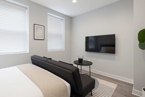 Iron/ironing board, WiFi - Uptown Studio Gem Sum (Chicago)