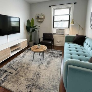 TV, offices - Well-Appointed &Vibrant 2BR Apt (Chicago)