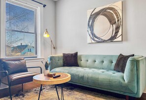 TV, offices - Cozy 2BR with King Beds + Full Kitchen (Chicago)