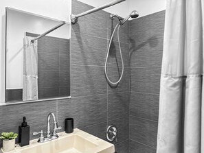 Shower, hair dryer, shampoo - Cozy 2BR with King Beds + Full Kitchen (Chicago)