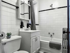 Dusj, hårføner og håndklær