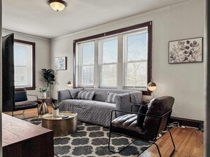 TV, offices - Charming Sunlit 1BR Apartment (Chicago)