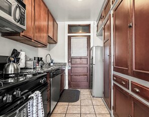 Fridge, microwave, oven, stovetop - Charming Sunlit 1BR Apartment (Chicago)