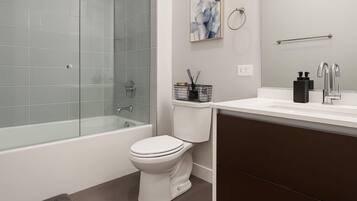 Dusch, hårtork och handdukar