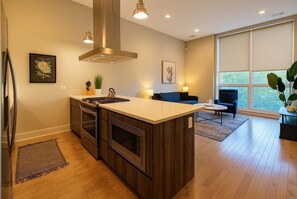 Fridge, microwave, oven, stovetop - Sleek 1BR Apartment w/ In-unit Laundry (Chicago)