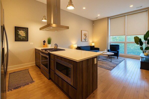 Frigorífic, microones, forn i placa de cuina