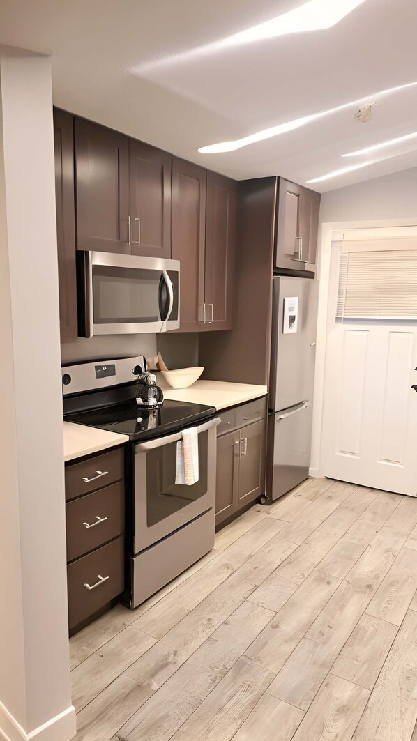 Fridge, microwave, oven, stovetop