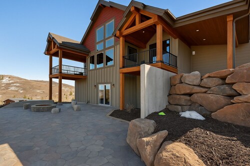 Gorgeous unobstructed views of Bear Lake. Sleeps 32 - Family reunions!