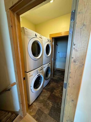 Interior - Bear Lake Cabin w/Epic Views - Sleeps 32 - Family reunions - Retreats! (Garden City)