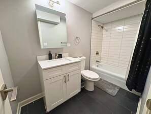 Shower, hair dryer, towels, shampoo - Perfect Stay - Modern 2BR Unit (Chicago)