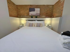 2 habitaciones, tabla de planchar con plancha, cuna de viaje y wifi
