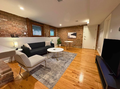 TV, offices. Perfect Stay - Modern 2BR Unit