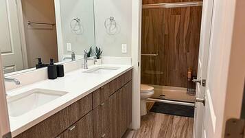 Regadera, secadora de cabello, toallas