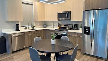 Geladeira, micro-ondas, fogão, cooktop