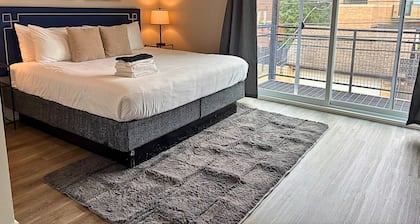 Sleek Style 3BR Haven - Free Parking