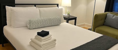 Fer et planche à repasser, lit de bébé portatif, Wi-Fi, literie fournie