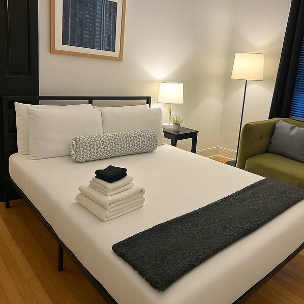Tabla de planchar con plancha, cuna de viaje, wifi y ropa de cama 