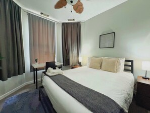 1 bedroom, iron/ironing board, travel crib, WiFi - Paradise 1BR Apt in Lincoln Park (Chicago)