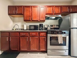 Fridge, microwave, oven, stovetop - Comfortable 1BR Unit near Dining Options (Chicago)