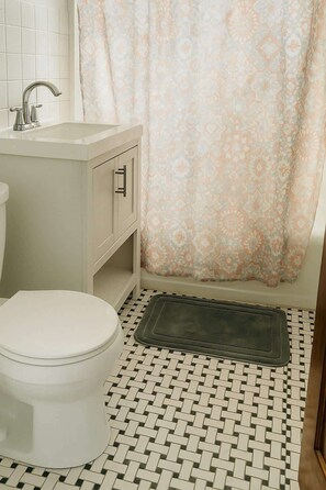 Shower, hair dryer, towels - Cozy Cragin 2BR Apartment Near Logan Square (Chicago)