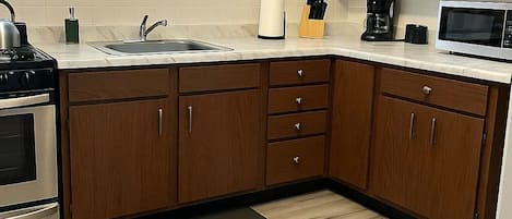 ثلاجة، فرن، موقد طهي مسطح، ماكينة لصنع القهوة/الشاي