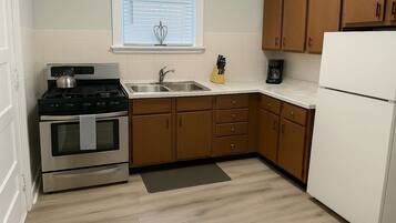 Fridge, oven, stovetop, coffee/tea maker