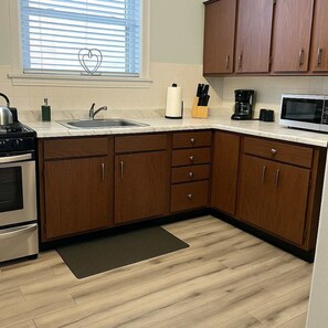 Fridge, oven, stovetop, coffee/tea maker - Cozy Cragin 2BR Apartment Near Logan Square (Chicago)