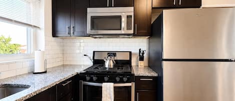 Refrigerador, microondas, horno y parrilla de estufa