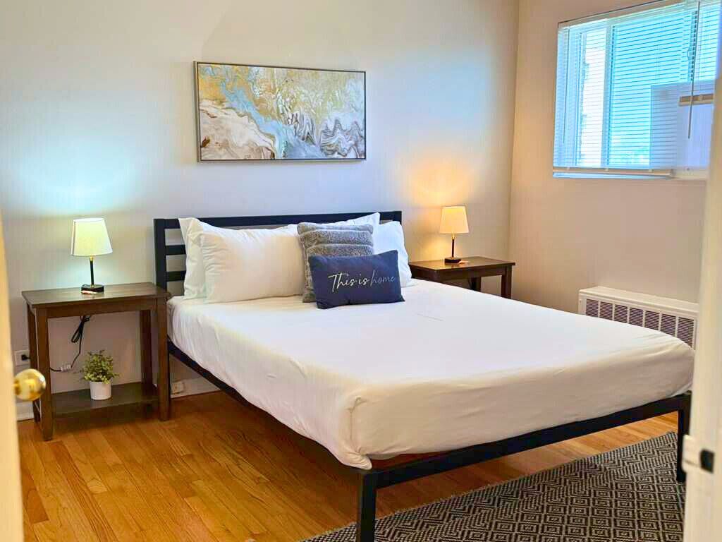 1 habitación, escritorio, tabla de planchar con plancha y cuna de viaje 
