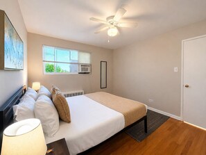 1 habitación, escritorio, tabla de planchar con plancha y cuna de viaje