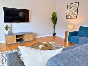 TV, offices - Bright & Comfortable 1-Bedroom Unit (Chicago)