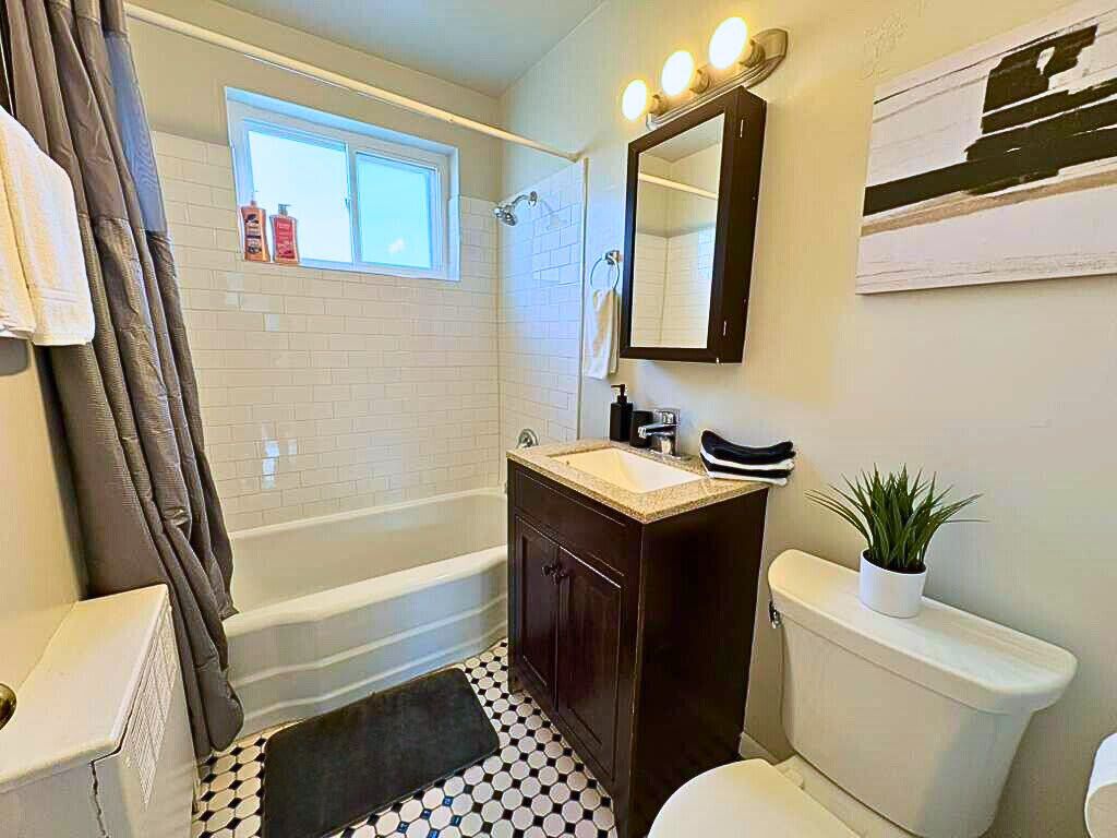 Regadera, secadora de cabello, toallas 