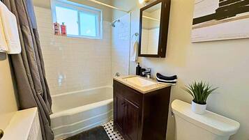 Regadera, secadora de cabello, toallas