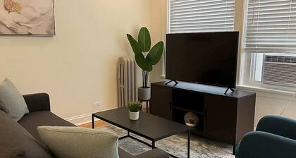 Chic 2BR Haven Near Irving Park
