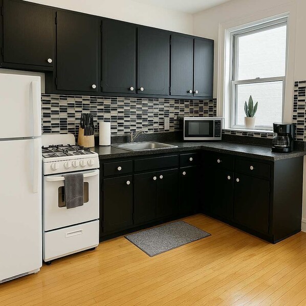 Fridge, oven, stovetop, coffee/tea maker