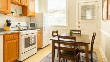 Kjøleskap, mikrobølgeovn, ovn og kokeplater