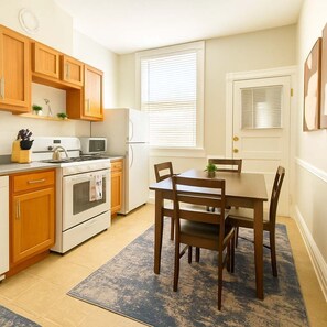 Een koelkast, een microgolfoven, een oven, een kookplaat