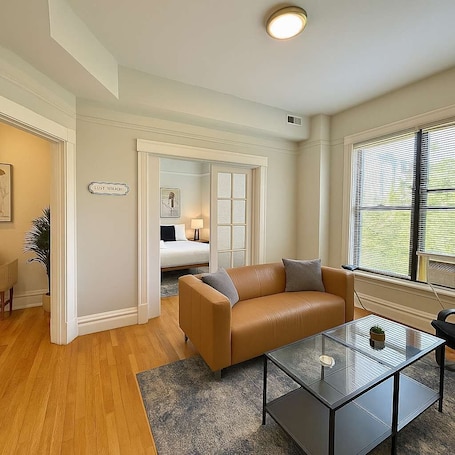 TV, studio. Cozy 3BR Gem in North Center